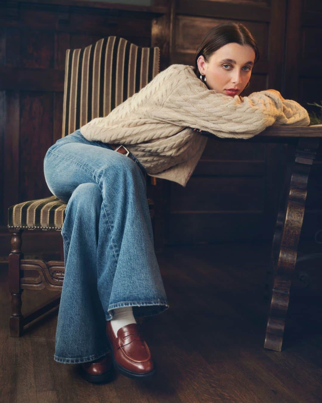 Levi’sさんのインスタグラム写真 - (Levi’sInstagram)「Emma’s new perfect pair, the Ribcage Bells.  Easily elevate your go-to denim with our Rae Sweater and a belt for some everyday home-for-the-holidays flare.  Shop via stories + link in bio.」11月30日 2時50分 - levis