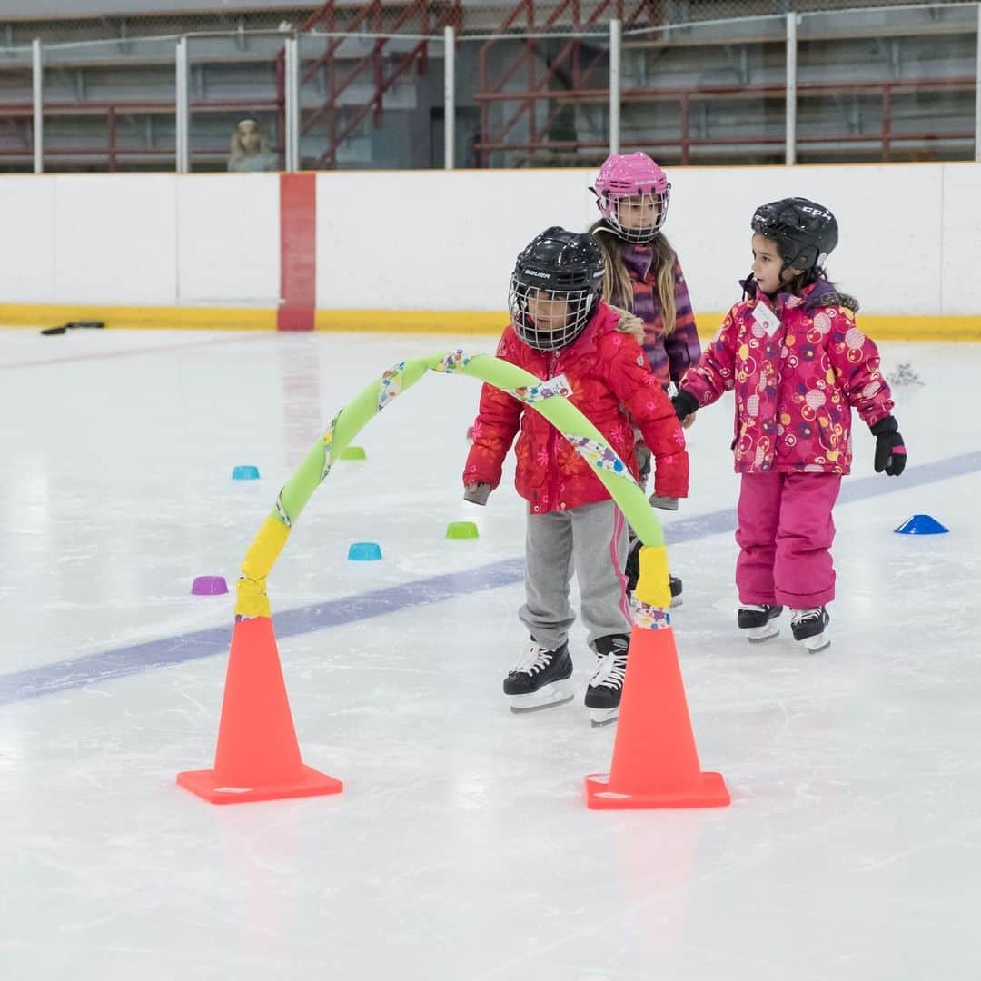 Skate Canadaのインスタグラム：「Since 2018, 4700 children from under-served school communities in Edmonton have been able to embrace the joy of skating thanks to the CanSkate@School program run by @skateab_nwt_nun and partners.  The program's sole purpose is to provide children who come from inner city and under-served school communities with an opportunity to learn to skate. Participants don’t even need to bring their own helmets or skates – as equipment is often a key barrier to entry, all the equipment required is housed at the arena waiting for them.   Learn more about the program & its impact on SkateCanada.ca 📝  _____________________  Depuis 2018, 4700 enfants issus de communautés scolaires mal desservies à Edmonton ont pu découvrir les joies du patinage grâce au programme Patinage Plus@l'école.  PatinagePlus@l’école a comme but unique d'offrir aux enfants provenant du centre-ville et des communautés scolaires mal desservies, une occasion d'apprendre à patiner. Les participants n'ont même pas besoin d'apporter leurs propres casques ou patins – comme l'équipement est souvent un obstacle crucial à l'initiation au patinage, tout le nécessaire se trouve à l'aréna pour eux.   Apprenez-en plus sur le programme et son impact sur SkateCanada.ca 📝」