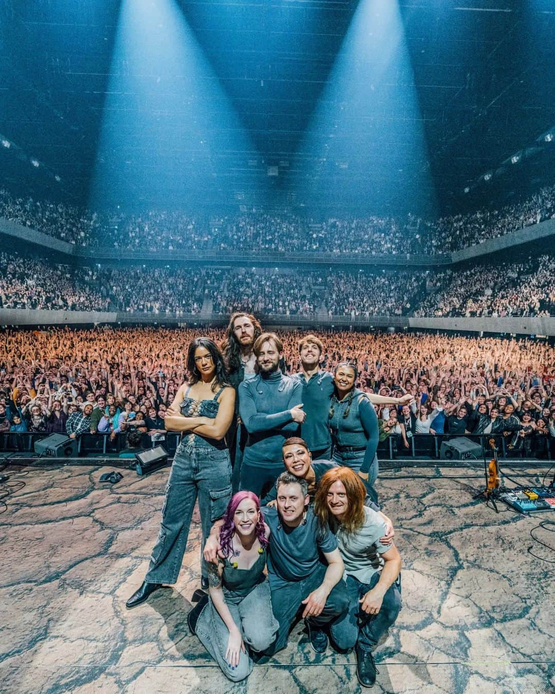 ホージアさんのインスタグラム写真 - (ホージアInstagram)「Amsterdam, it was such a joy to be back in your beautiful city. Thank you for joining me and for showing all that love last night, I really felt it up there.   📸 @ruthlessimagery」11月30日 3時01分 - hozier