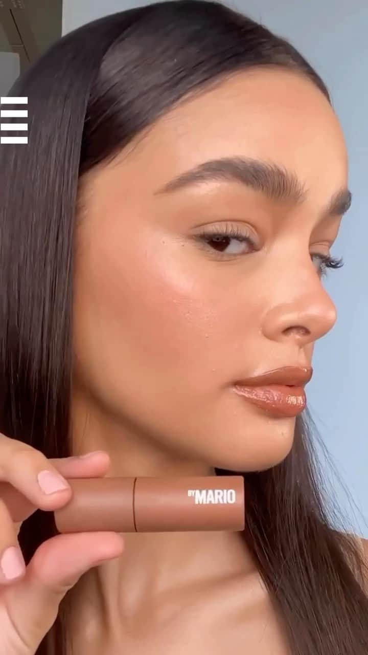 セフォラのインスタグラム：「Team nude lips levez la main 🙋🏻‍♂️🙋🏾‍♀️ Vous allez adorer le Gloss hydratant et repulpant MoistureGlow Plumping de @makeupbymario en teinte caramel 🤎   Uniquement chez Sephora. #SephoraFrance #SephoraLovesMakeupByMario #Makeup #MakeupByMario」