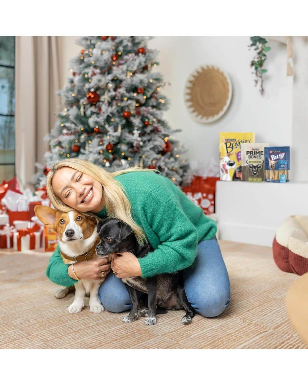 ヒラリー・ダフのインスタグラム：「Happy Purina Pawlidays! 🎄🎁  #ad Momo and Ham have been sniffing around the tree lately trying to find their prezzies from @purina Treats! Shopping for them was so easy this year thanks to @target having everything I needed.  Don’t forget to snag your dog and cat treats on your next Target run and shower your furry friends with extra love this pawliday season ❤️  #PurinaTreatsPartner #TargetStyle #PurinaPawlidays」