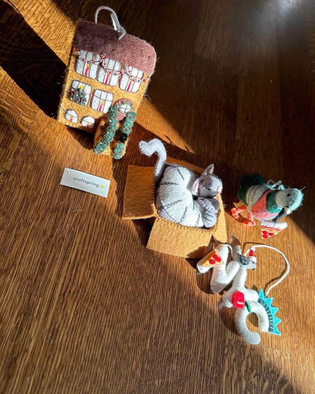 サラ・ジェシカ・パーカーのインスタグラム：「Thank you @craftspring  For these lovely handmade ornaments, they can join all the others I have so enjoyed purchasing in the past at the holiday market in Union Square. X, SJ」