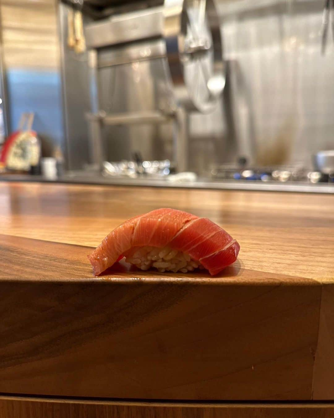 秋元玲奈さんのインスタグラム写真 - (秋元玲奈Instagram)「I think I've found the best  Sushi restaurant in London! 😆🍣  友達の誕生日をお祝いに、久々のお寿司へ。ポーランドの寿司職人が握るお寿司が美味し過ぎて友達と2人で悶絶しました。  #mayhalondon #omakase #sushi #london #londonlife」11月30日 2時57分 - rena_akimoto