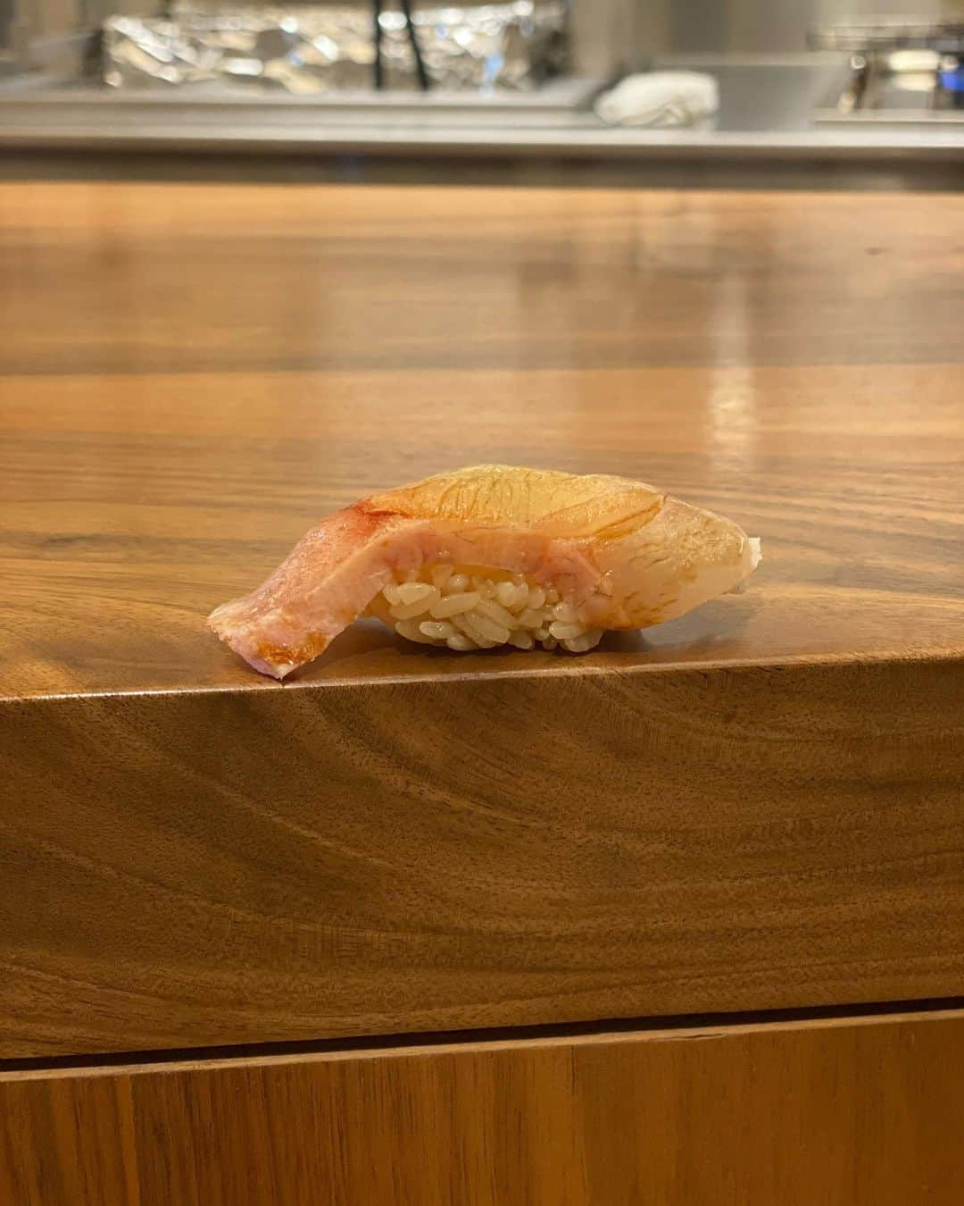 秋元玲奈さんのインスタグラム写真 - (秋元玲奈Instagram)「I think I've found the best  Sushi restaurant in London! 😆🍣  友達の誕生日をお祝いに、久々のお寿司へ。ポーランドの寿司職人が握るお寿司が美味し過ぎて友達と2人で悶絶しました。  #mayhalondon #omakase #sushi #london #londonlife」11月30日 2時57分 - rena_akimoto