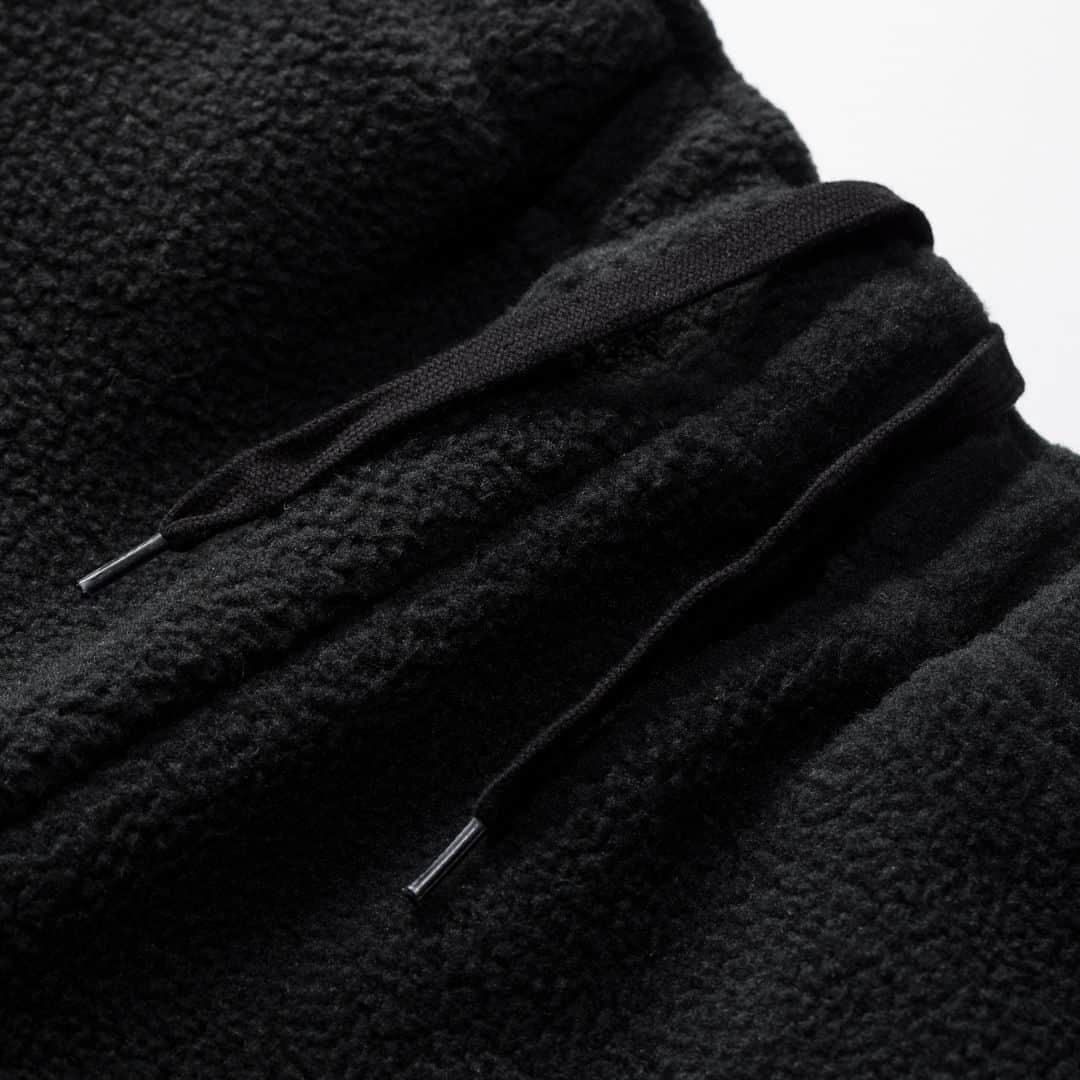 UNDFTDさんのインスタグラム写真 - (UNDFTDInstagram)「A detailed look into UNDEFEATED HOLIDAY 2023 Drop 2  The UNDEFEATED High Pile Pullover Hood and High Pile Pant are both constructed from 100% polyester fleece with nylon contrast, feature a woven label and embroidered ‘5-strike’ icon and are available in Khaki and Black.  Available Thursday, 11/30 exclusively at 11am at all UNDEFEATED Chapter Stores and 8am PST at Undefeated.com」11月30日 3時03分 - undefeatedinc