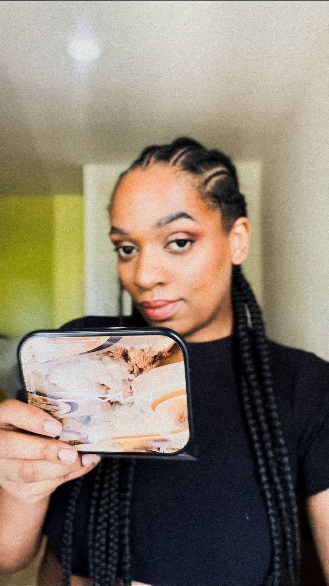 M·A·C Cosmetics BRのインスタグラム：「Em cada traço, um elo com nossa história e raízes. ✨ A M•A•C Cosmetics transcende a maquiagem, é um tributo à diversidade e tradições que nos tornam únicos. Celebre a beleza que representa sua ancestralidade e poder.  #AfricanizeOficial #BelezaNegraEmFoco #MacCosmetics #DiadaConscienciaNegra #MaquiagemparaPeleNegra *publi」