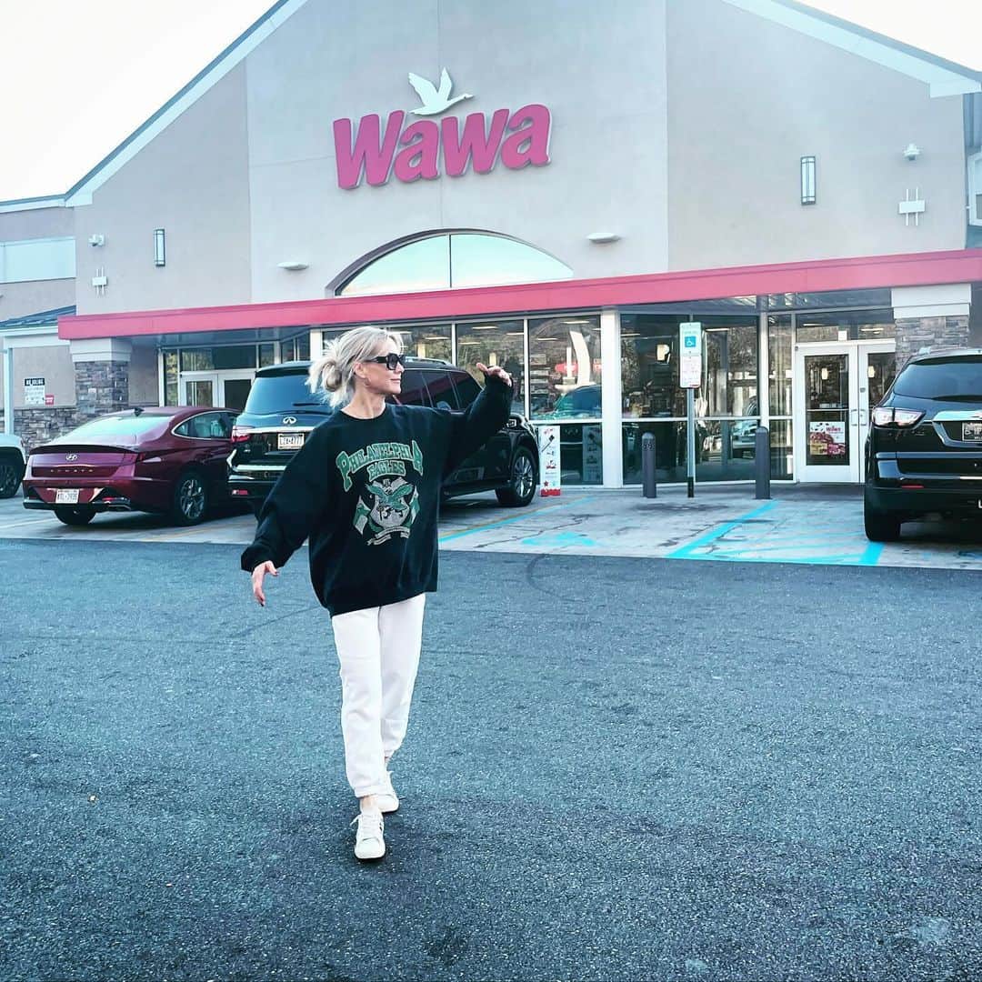 ジェニー・ガースのインスタグラム：「My husband’s recommendation on where to eat while in #philadelphia  Him: Eat at Wawa’s, it’s the best!  Me: It’s a GAS STATION!!?? 🤣🤵🏻‍♂️🤦🏼‍♀️🤷🏻‍♂️ Thanks @dirvla. Also #gobirds 🦅 @philadelphiaeagles」