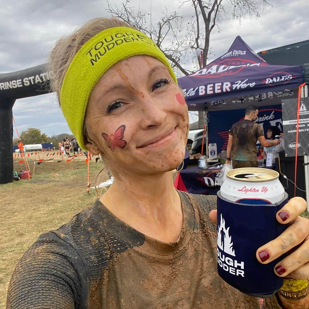 キャンディス・アッコラさんのインスタグラム写真 - (キャンディス・アッコラInstagram)「You know when you make a bet… and then you lose it… then you have to do the @toughmudder ? Well I do! Recap of how I got into this muddy mess is live on @asuperbloompod NOW 👏 listen and subscribe wherever you get your podcasts ✌️」11月30日 3時26分 - candiceking