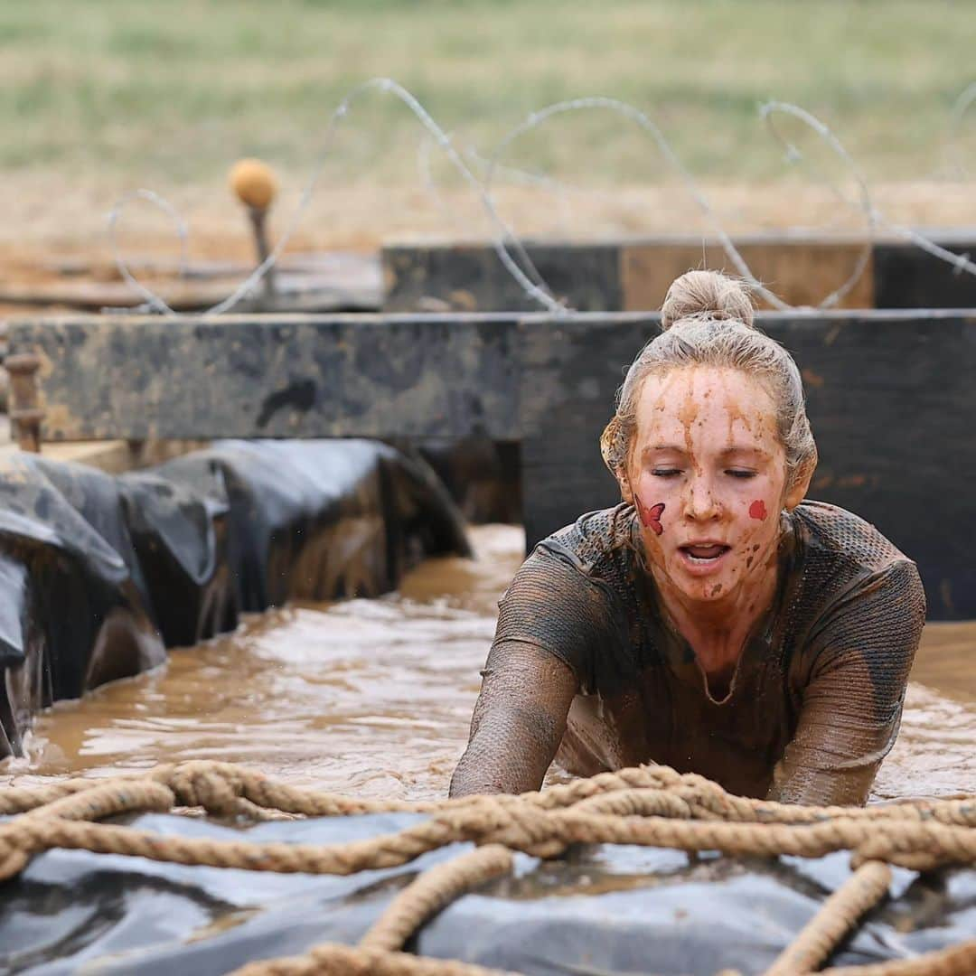 キャンディス・アッコラのインスタグラム：「You know when you make a bet… and then you lose it… then you have to do the @toughmudder ? Well I do! Recap of how I got into this muddy mess is live on @asuperbloompod NOW 👏 listen and subscribe wherever you get your podcasts ✌️」