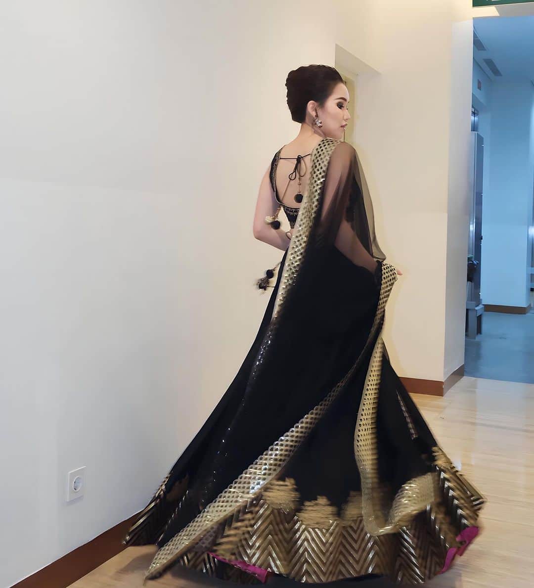アユ・ティンティンさんのインスタグラム写真 - (アユ・ティンティンInstagram)「🖤🎵Sawan Aaya Hai  Saree @syarlietcollection Jewelry @tasheen_diart Hair @kriznafahrezi Fashion Stylist @erichalamin Stylist Assistant @andraastari」11月30日 3時35分 - ayutingting92