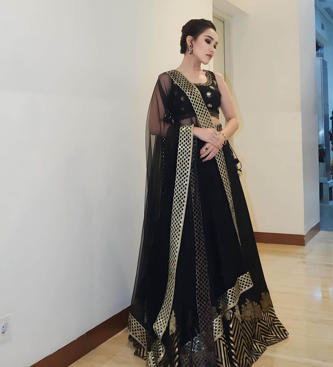 アユ・ティンティンさんのインスタグラム写真 - (アユ・ティンティンInstagram)「🖤🎵Sawan Aaya Hai  Saree @syarlietcollection Jewelry @tasheen_diart Hair @kriznafahrezi Fashion Stylist @erichalamin Stylist Assistant @andraastari」11月30日 3時35分 - ayutingting92