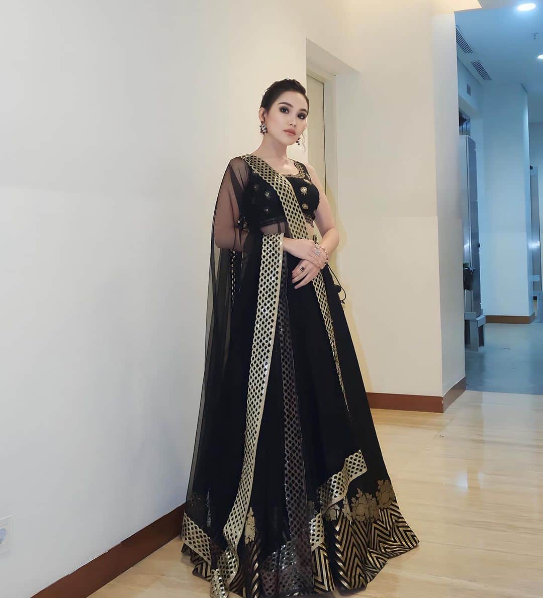 アユ・ティンティンさんのインスタグラム写真 - (アユ・ティンティンInstagram)「🖤🎵Sawan Aaya Hai  Saree @syarlietcollection Jewelry @tasheen_diart Hair @kriznafahrezi Fashion Stylist @erichalamin Stylist Assistant @andraastari」11月30日 3時35分 - ayutingting92