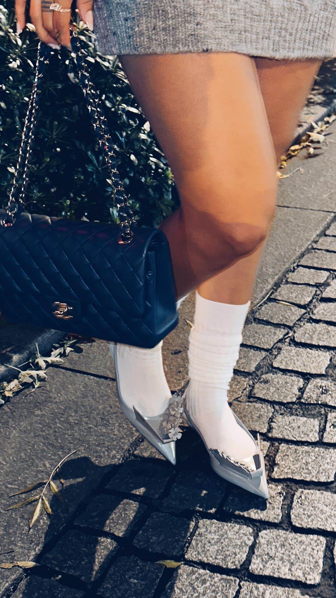 sananasのインスタグラム：「Oui oui oui 😌☁️ À ce petit ensemble gris  ✖️✖️ Ensemble @hm  Polo @thefrankieshop  Slingback @prada  Sac @chanelofficial  Chaussettes @miumiu  💄B05 @pradabeauty  Eau de parfum A Reason to Love @guccibeauty」