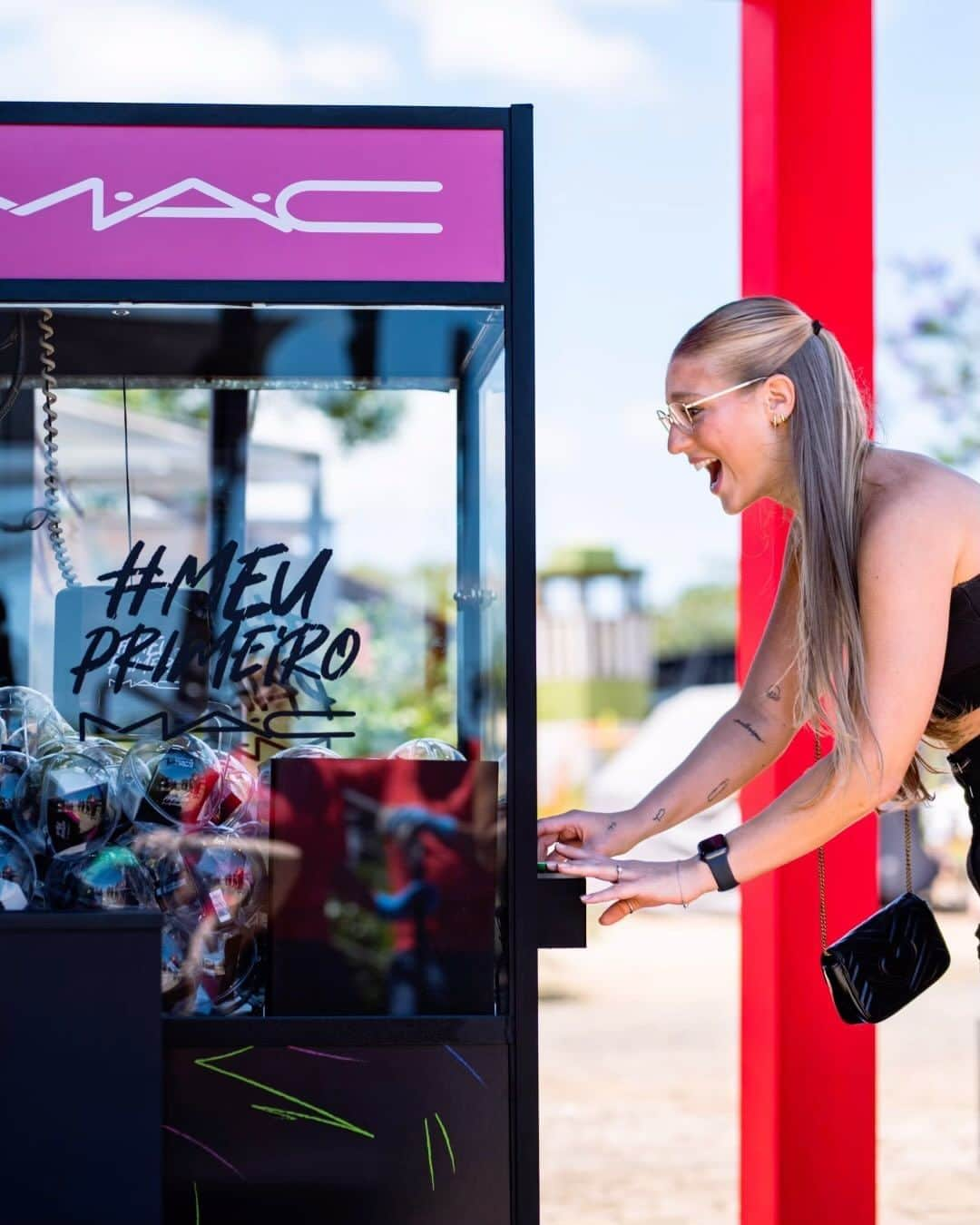 M·A·C Cosmetics BRのインスタグラム：「#MACninha Photo Dump de um dia cheio de brilho, risos e muita sorte na MACninha! ✨ Nossos espaços, em Porto Alegre e Belo Horizonte, se encheram de MACLovers, prontos para arrasar nos prêmios, mergulhar na diversão e tentar a sorte de ganhar #MeuPrimeiroMAC! Achou sua foto no dump? Comenta aqui embaixo, que vamos te marcar! 🖤   Já adivinhou quais serão as próximas cidades dessa Tour MACninha? 👀  #ParaTodoMundoVer: A primeira foto do carrossel é uma menina tentando pegar um brinde em uma claw machine, na segunda foto temos uma menina sorrindo e segurando um produto M•A•C, na terceira foto temos uma pessoa sorrindo e segurando um papel escrito “MEU PRIMEIRO MAC”, na quarta foto temos duas mãos abrindo uma bola de acrílico com um batom vermelho da M•A•C dentro. Na quarta foto temos uma mulher de cabelo cacheado escuro segurando um papel escrito “MEU PRIMEIRO MAC”, na quinta foto temos uma menina de cabelo cacheado escuro sorrindo e segurando um gloss em stick verde, na sexta foto temos uma menina de tranças brincando na claw machine e na última foto temos o espaço da MACninha com uma fila de pessoas esperando para jogarem.  #MACninha #MeuPrimeiroMAC #MACCosmeticsBR」