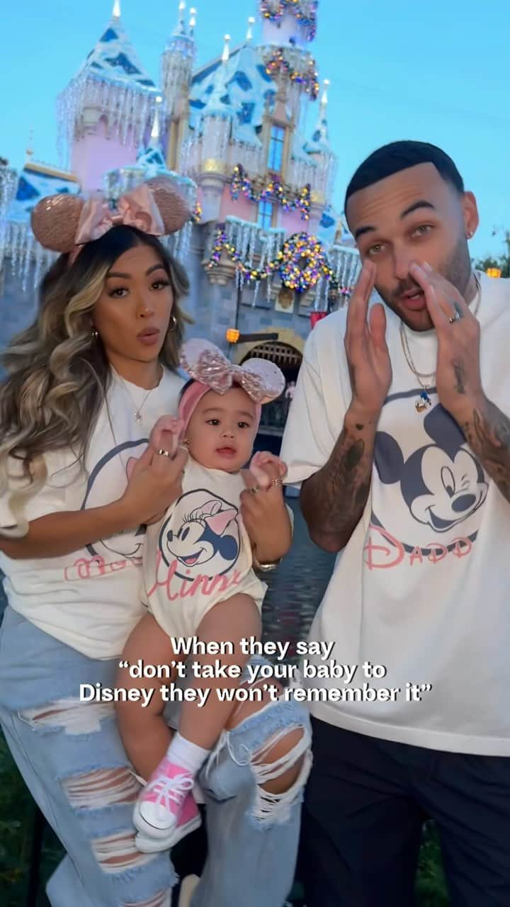 リアン Vのインスタグラム：「When they say “don’t take your baby to Disney they won’t remember it”….. but we will 🥹🫶🏽 @wearethebenjamins」