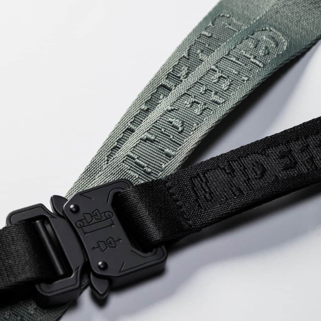 UNDFTDさんのインスタグラム写真 - (UNDFTDInstagram)「A detailed look into UNDEFEATED HOLIDAY 2023 Drop 2  Drop 2 concludes with a batch of accessories, including the UNDEFEATED Doormat, Waxed Canvas Valet Tray, Cobra Buckle Lanyard, Money Clip, Laser Pointer Keychain and Court Keychain.   The Doormat is constructed from polypropylene fibers, with a vinyl backing and screen printed UNDEFEATED basketball court and football field art. The Waxed Canvas Valet Tray is crafted from 100% cotton waxed canvas with a screen printed ‘5-strike’ icon. The Cobra Buckle Lanyard is made of polyester webbing with a cobra buckle, detachable key ring and jacquarded UNDEFEATED wordmarks on the webbing. The Money Clip is a metal clip with 1mm thickness, a matte finish and a laser-etched ‘5-strike’ icon and UNDEFEATED wordmark. The Court Keychain is made of zinc alloy with enameled basketball court art and the Laser Pointer Keychain is a brass keychain featuring a red laser and a laser-engraved UNDEFEATED wordmark.  Available Thursday, 11/30 exclusively at 11am at all UNDEFEATED Chapter Stores and 8am PST at Undefeated.com」11月30日 3時37分 - undefeatedinc