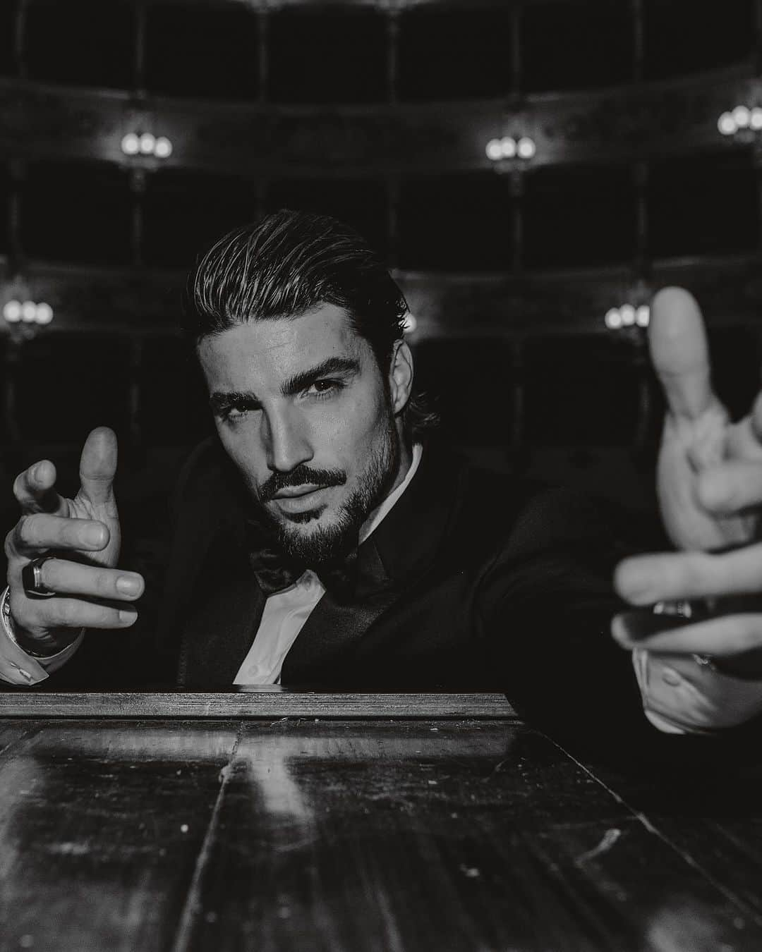 Mariano Di Vaioさんのインスタグラム写真 - (Mariano Di VaioInstagram)「Life is a play, and we are all actors on its grand stage. Tonight, I take my role in the spotlight, dressed in the elegance of the theater. 🎭✨ #StageMoments #teather」11月30日 3時42分 - marianodivaio