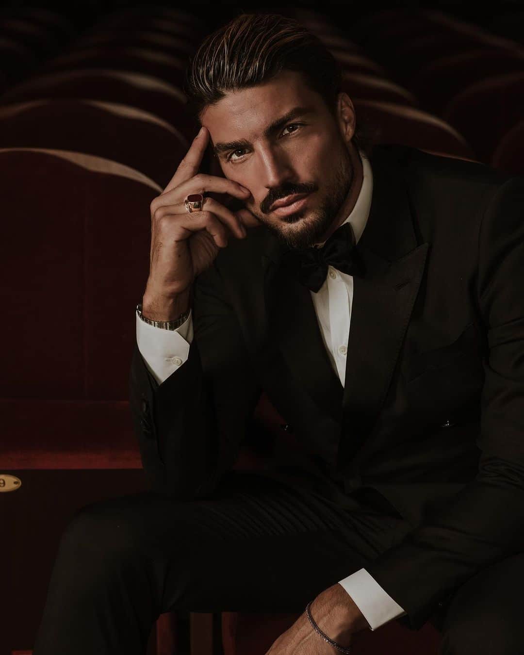 Mariano Di Vaioさんのインスタグラム写真 - (Mariano Di VaioInstagram)「Life is a play, and we are all actors on its grand stage. Tonight, I take my role in the spotlight, dressed in the elegance of the theater. 🎭✨ #StageMoments #teather」11月30日 3時42分 - marianodivaio