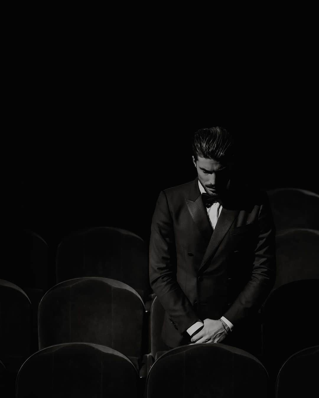 Mariano Di Vaioさんのインスタグラム写真 - (Mariano Di VaioInstagram)「Life is a play, and we are all actors on its grand stage. Tonight, I take my role in the spotlight, dressed in the elegance of the theater. 🎭✨ #StageMoments #teather」11月30日 3時42分 - marianodivaio