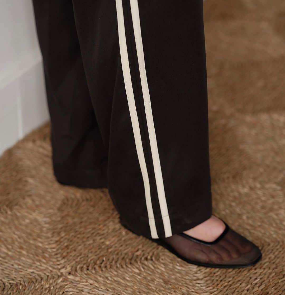 ドニーチャームのインスタグラム：「The Twill Pleated Stripe Pant — Available 12/5 at 10am PST 🖤」