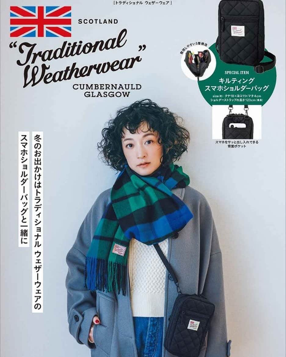 高山都さんのインスタグラム写真 - (高山都Instagram)「くるくるヘアにトラッドなスタイル、とっても素敵だった。 今年もやらせてもらっています。 @traditionalweatherwear BOOKに出演しています。 今年はスマホショルダーバッグ。 これひとつでお出かけできそうな容量なのもすごい。  photo @yutaroyamane  styling @emikoakashi  hairmake @cakedaisuke」11月30日 9時17分 - miyare38