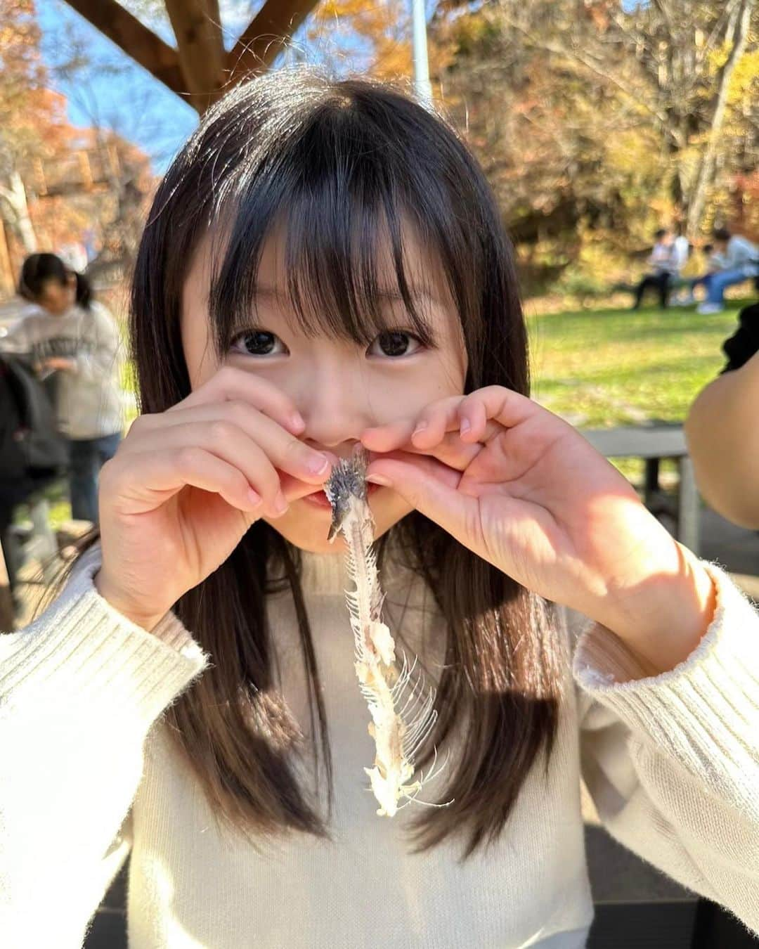 MIRIさんのインスタグラム写真 - (MIRIInstagram)「今まで食べた魚の塩焼きの中で1番美味しかった🐟🍁  おチビさんも私も3匹食べた🐟🐟🐟  掴み取りや、アスレチックもあっておチビさん ご満悦でした🤲❤️  #秋 #紅葉 #旅行 #虹鱒 #虹鱒塩焼き  #軽井沢 #軽井沢旅行 #週末 #週末旅行  #小旅行 #子連れ  #子連れ旅行 #アクティビティ  #子供 #家族旅行 #小学生」11月30日 9時17分 - miri.o3