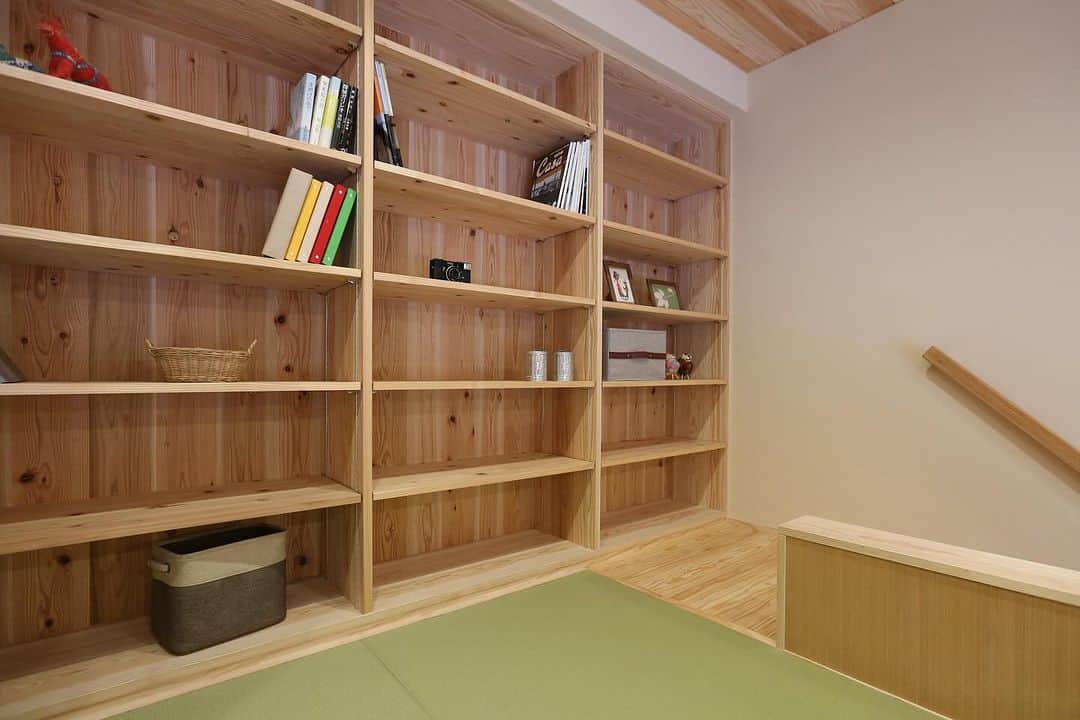 安成工務店さんのインスタグラム写真 - (安成工務店Instagram)「リビングに中二階のワークスペースを設けて。ゆったり寛げる畳敷きと、大容量の本棚を造作した特別な空間になりました。  more photos…@yasunari_komuten  ...............  💡暮らしの中の“ちょっといいな”を集めました @yasunari_life  💡安成工務店がご提案する家具ショップ @ecoshop_com  ...............  #安成工務店 #yasunari #工務店 #注文住宅 #住宅 #木の家 #木造 #一戸建て #新築 #マイホーム #省エネ住宅 #エネルギー自給 #自然素材 #OMソーラー #家 #無垢材 #山口県 #福岡県 #季節を楽しむ #津江杉 #珪藻土 #輪掛乾燥材 #家造り #和モダン #家づくり記録 #中二階 #中2階 #中二階のある家」11月30日 9時23分 - yasunari_komuten