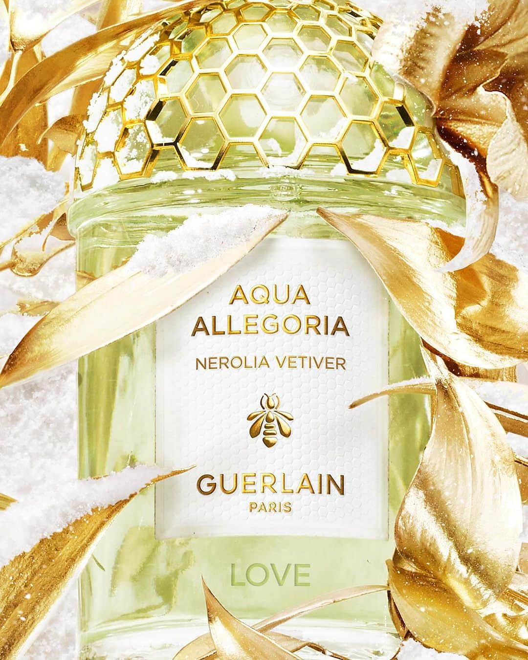 ゲランさんのインスタグラム写真 - (ゲランInstagram)「From Guerlain, with love. Craft a gift to treasure forever with a unique engraved message. The finishing touch to your signature Bee Bottle, Art & La Matière, Aqua Allegoria, or Rouge G creation, available on all orders with compliments of the Maison Guerlain. — @begumkhan  #BeelieveInFantasy #GuerlainPerfume #GuerlainMakeup #HolidayCollection #Fragrance #Wishlist #GiftGuide #PerfumerSince1828」11月30日 3時57分 - guerlain