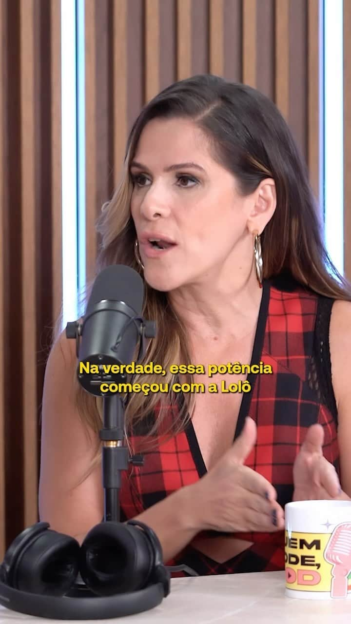 Giovanna Ewbankのインスタグラム：「Uma sobe e puxa a outra! Eu amei tantooo ouvir e contar essa história da Ingrid Guimarães, pq acho que é assim que tem que ser, mulheres correndo com outras mulheres. E Ingrid faz isso com maestria no cinema, no teatro e na televisão. Quantas gênias já não vimos brilhar com ela nas telas?? E esse mês tem mais uma! Pq ela vai estrear “Minha Irmã e eu” nos cinemas com Tatá Werneck (alô @tatawerneck , estamos te esperando aqui).  @ingridguimaraes , sua gênia, maravilhosa, potente, bem resolvida, divertida e que me deu o melhor presente: AMEI ter você com a gente! Inspirador demais! ❤️  Assistam, galera! Ta muito, muito, muito booooommm! 🤩 #QuemPodePod #IngridNoQuemPodePod #Gioh」