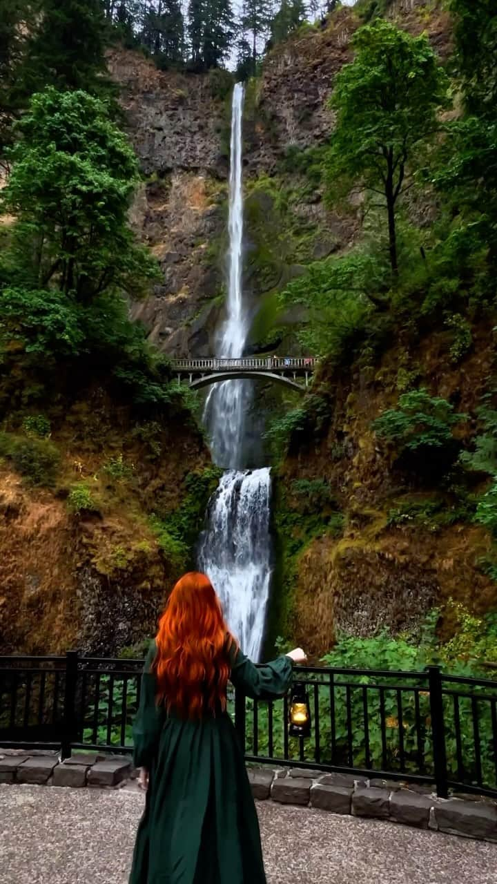 Visit The USAのインスタグラム：「Let Oregon’s wild wonderland leave you enchanted. ✨   Begin your journey of exploration, one outdoor adventure at a time, by adding these breathtaking spots to your itinerary: 📍Trillium Lake in Mount Hood National Forest 📍Multnomah Falls and Wahkeena Falls in Columbia River Gorge 📍Proxy Falls and Koosah Falls in Willamette National Forest 📍Haystack Rock in Cannon Beach 📍Heceta Head Lighthouse near Florence 📍International Rose Test Garden in Portland   ❗ HOT TIP ❗ All of these spots are located within a 4-hour drive of Portland International Airport.   🎥: @KellyPrinceWright   #VisittheUSA #traveloregon #outdooradventures #magicalvibes #whimsicalplaces #exploreoutside」