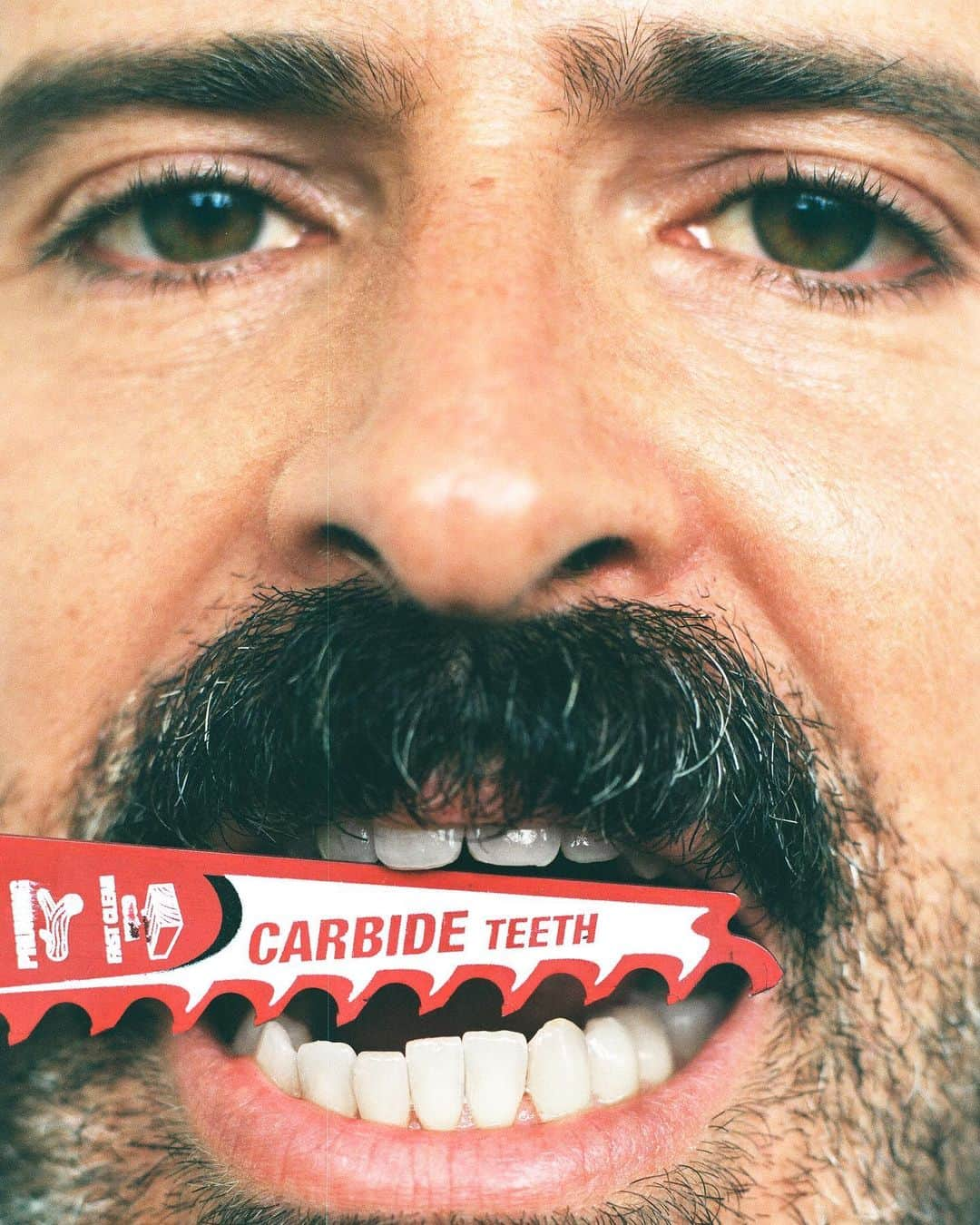 デヴェンドラ・バンハートさんのインスタグラム写真 - (デヴェンドラ・バンハートInstagram)「@devendrabanhart bites his tongue and cuts his teeth for the Americana Issue of @kingkongmagazine.  Creative Direction and Photo: Tanner K Williams @tantron  Styling: Jose Dao @takeadao  Grooming: Sasha Borax @sashaborax Prop Master: Tay Brizendine @theothersiggy  Tailor: London Bicknell @Londonbicknell  Art Asst: Dani Gonzalez @danigonzalezg」11月30日 4時08分 - devendrabanhart