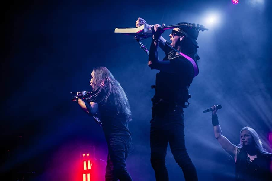 ハーマン・リさんのインスタグラム写真 - (ハーマン・リInstagram)「LOS ANGELES!  Thank you so much for an incredible last night of the @dragonforcehq US and Canada tour, and selling out @thewiltern 💚 we got to share the stage with some incredible guest performers including @alissawhitegluz @elizeryd and @colerolland!  Who was at this show?   Huge thanks to all of you for making this such a special tour - we’ll be back! 🐉  📸: @harrybabyjpg   #dragonforce #losangeles #thewiltern」11月30日 4時25分 - hermanli