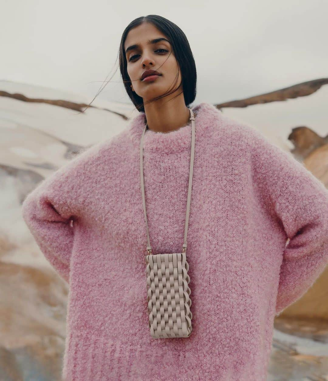 クリスチャンワイナンツのインスタグラム：「Cosy in pink. Chunky bouclé  sweater featured in @polene_paris campaign.  #christianwijnants #chunkyknit #prettyinpink #wintercollection」