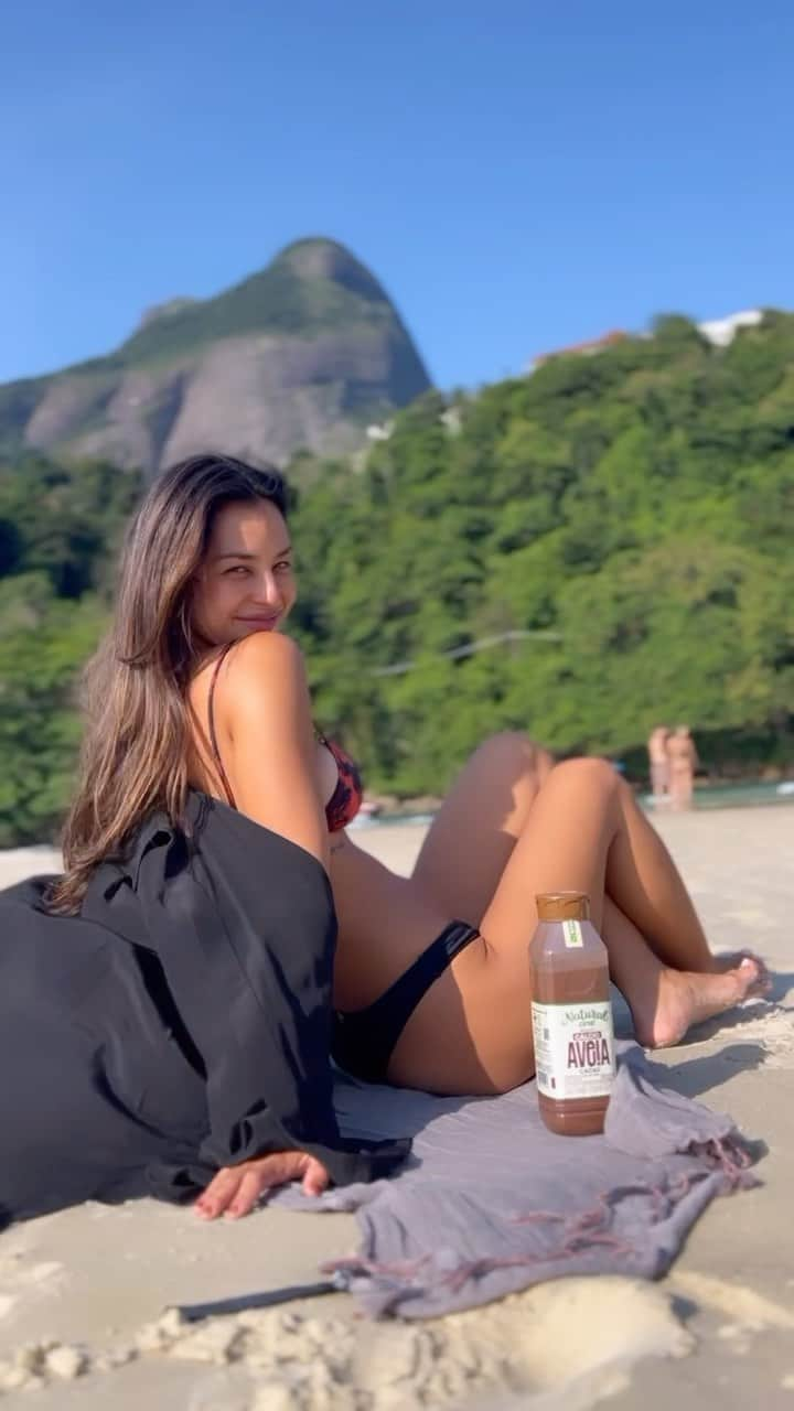 Yanna Lavigne 稲垣アンのインスタグラム：「Minha estação favorita do ano tá chegando, muito sol e energia que demandam saúde, bem estar e escolhas mais leves. Natural one leite vegetal de aveia nos entrega nutrição, sabor, várias opções de receitas e versatilidade. Já experimentou refrescar seu verão assim? E tem cupom: YANNA10 @naturaloneoficial」