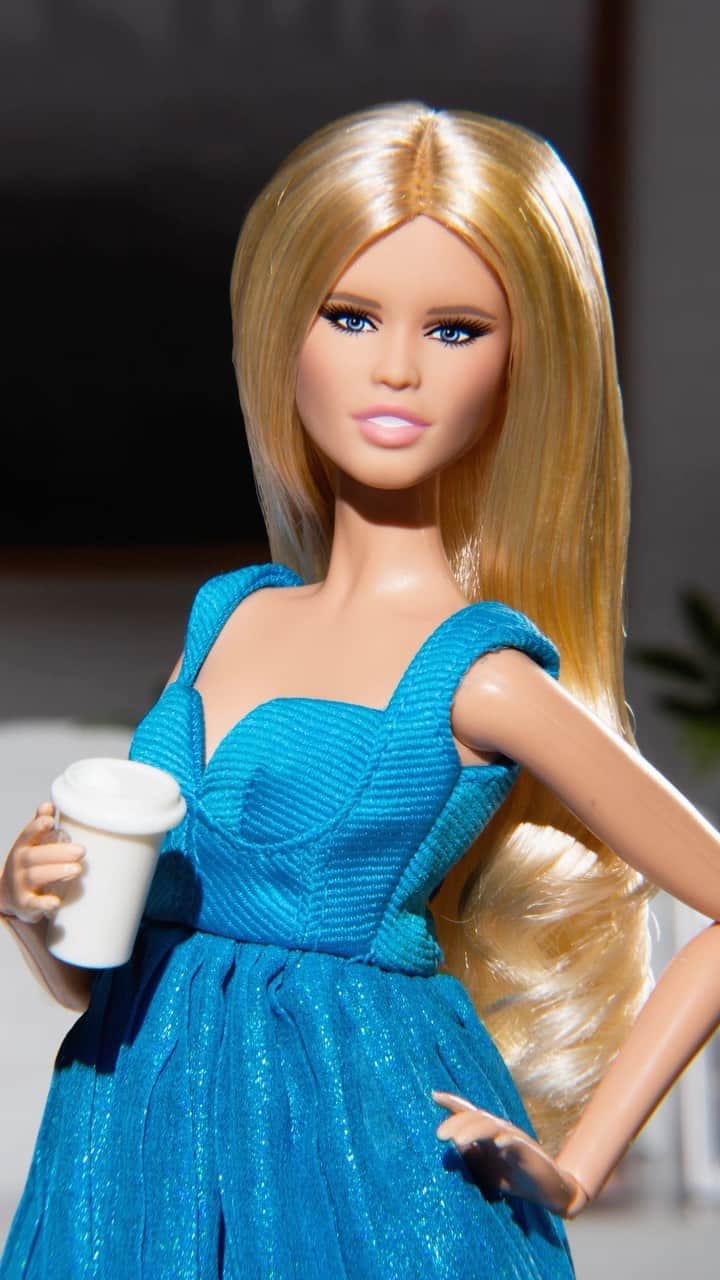 バービーのインスタグラム：「We take our coffee extra haute ☕✨ #Barbie #BarbieStyle #ClaudiaSchiffer #Versace」