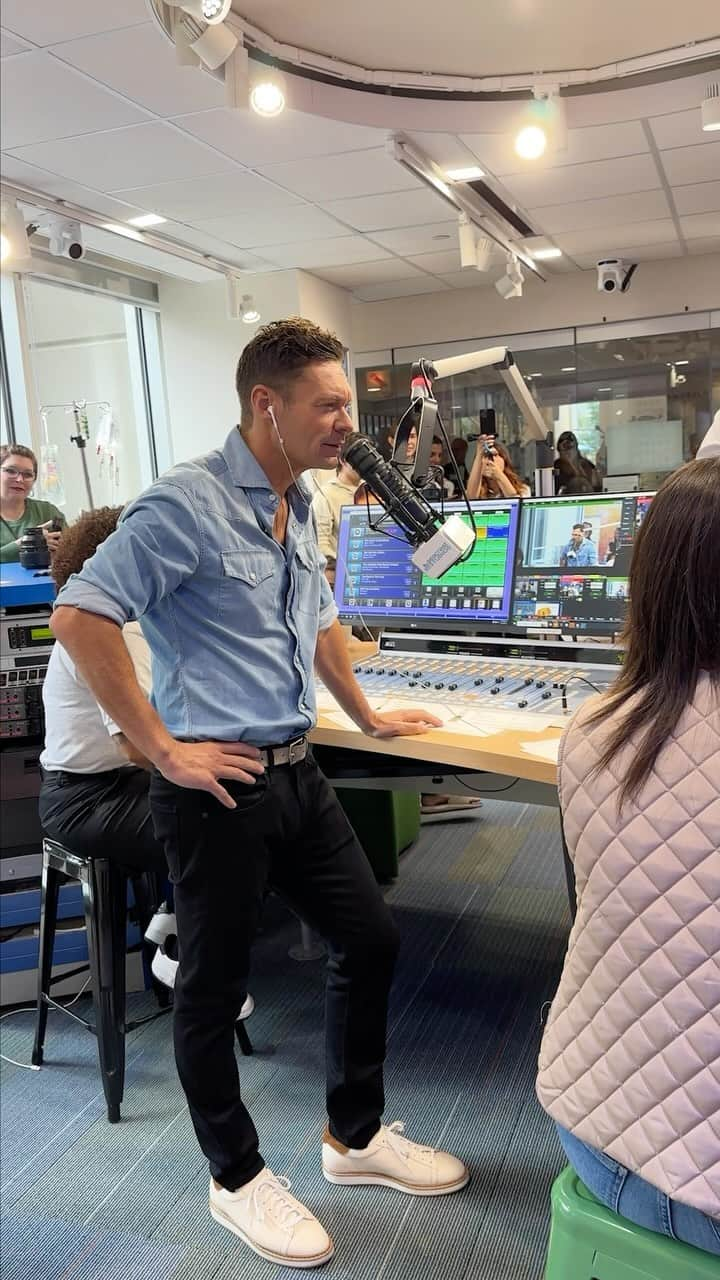 ライアン・シークレストのインスタグラム：「I was visiting Seacrest Studios in Dallas and met this superstar patient named Ryder who sang 140 countries in a song. Meeting kids like Ryder is what makes me so excited to visit these hospitals time and time again, and I can’t wait to open our 14th #SeacrestStudio soon at @primarychildrens in Salt Lake City, where I get to meet more amazing kids」