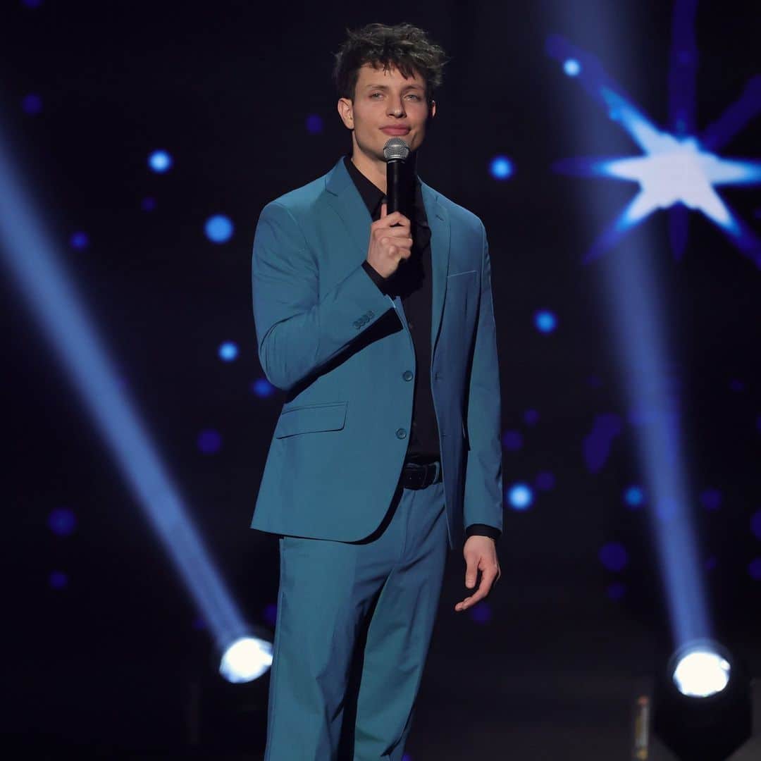 Us Weeklyのインスタグラム：「Did you see that TikTok from the plastic surgeon who claimed his client with the "greatest jawline" just got cancelled? Matt Rife is typing ... and his response is at the link in bio. (📸: Getty)」