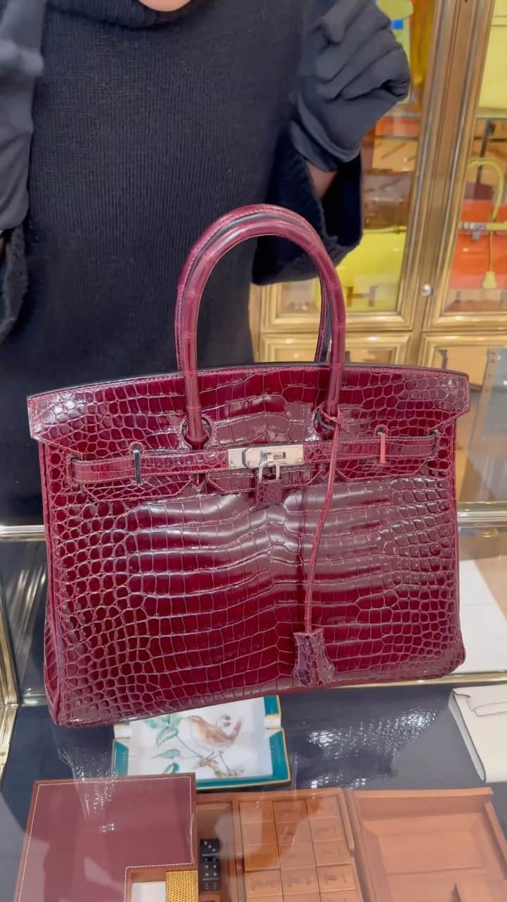 ワットゴーズアラウンドカムズアラウンドのインスタグラム：「Our amazing stylist @tiamonetofficial from The Atelier on Wooster pulling her favorite item - an iconic Crocodile Birkin. Tia describes her personal style as “minimal chic, an effortless Parisian feel, with an emphasis on neutral tones”  #nycstyle #vintagebirkin #birkin #birkinbag #vintagestyle #vintagedesignerbags #vintagelover #vintagevibes #vintagefashion #vintageaesthetic #nyc #nycshopping #holidayshopping #holidayseason」