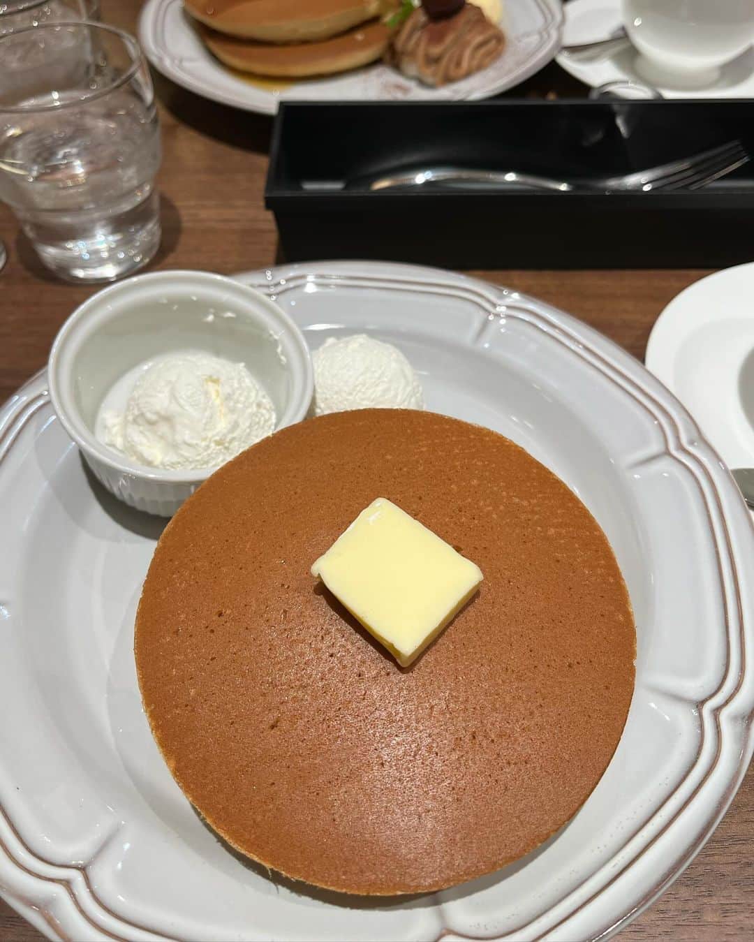 AriizumiEmaさんのインスタグラム写真 - (AriizumiEmaInstagram)「先日、久しぶりにパンケーキ🥞を食べました💓 日曜日でしたが、席が空いていて良かった✨ ホイップクリームを久しぶりにたっぷり✨  ・ #パンケーキ#cafe#週末」11月30日 5時02分 - ema_ariizumi