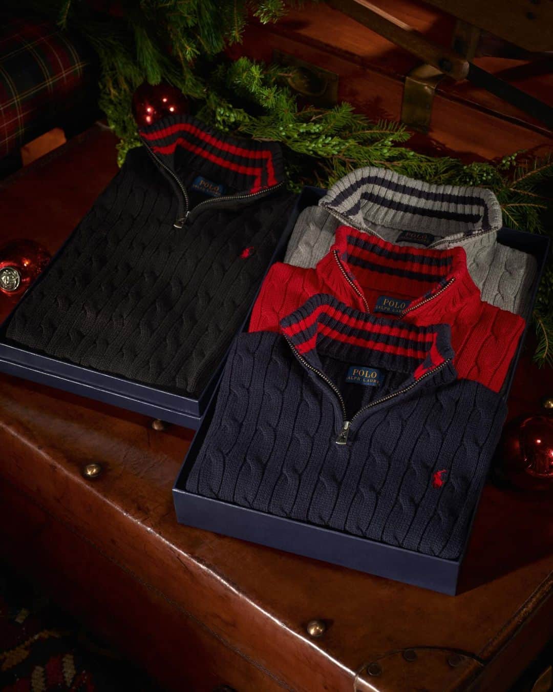 Polo Ralph Laurenさんのインスタグラム写真 - (Polo Ralph LaurenInstagram)「Our selection of holiday #RLGifts features cozy #PoloRLStyle cable-knit styles, from crewneck and turtleneck sweaters to winter accessories and more.   Explore #RLHoliday via the link in bio.   #PoloRalphLauren」11月30日 5時02分 - poloralphlauren