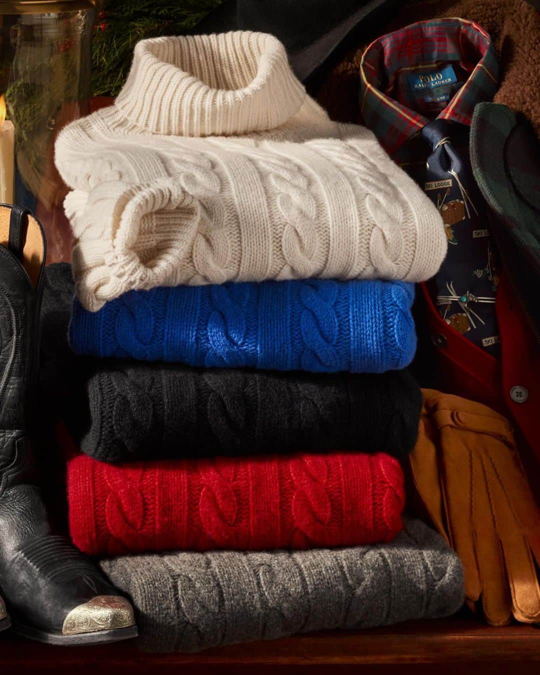 Polo Ralph Laurenさんのインスタグラム写真 - (Polo Ralph LaurenInstagram)「Our selection of holiday #RLGifts features cozy #PoloRLStyle cable-knit styles, from crewneck and turtleneck sweaters to winter accessories and more.   Explore #RLHoliday via the link in bio.   #PoloRalphLauren」11月30日 5時02分 - poloralphlauren