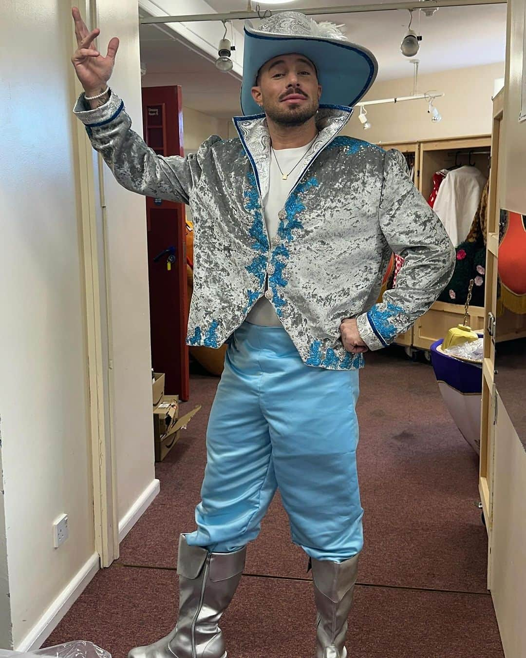 ダンカン・ジェイムスさんのインスタグラム写真 - (ダンカン・ジェイムスInstagram)「Day 1 of Panto rehearsals underway and what a fab show this is going to be! @sheffieldtheatres #beautyandthebeast @evolutionpantomimes」11月30日 4時58分 - mrduncanjames