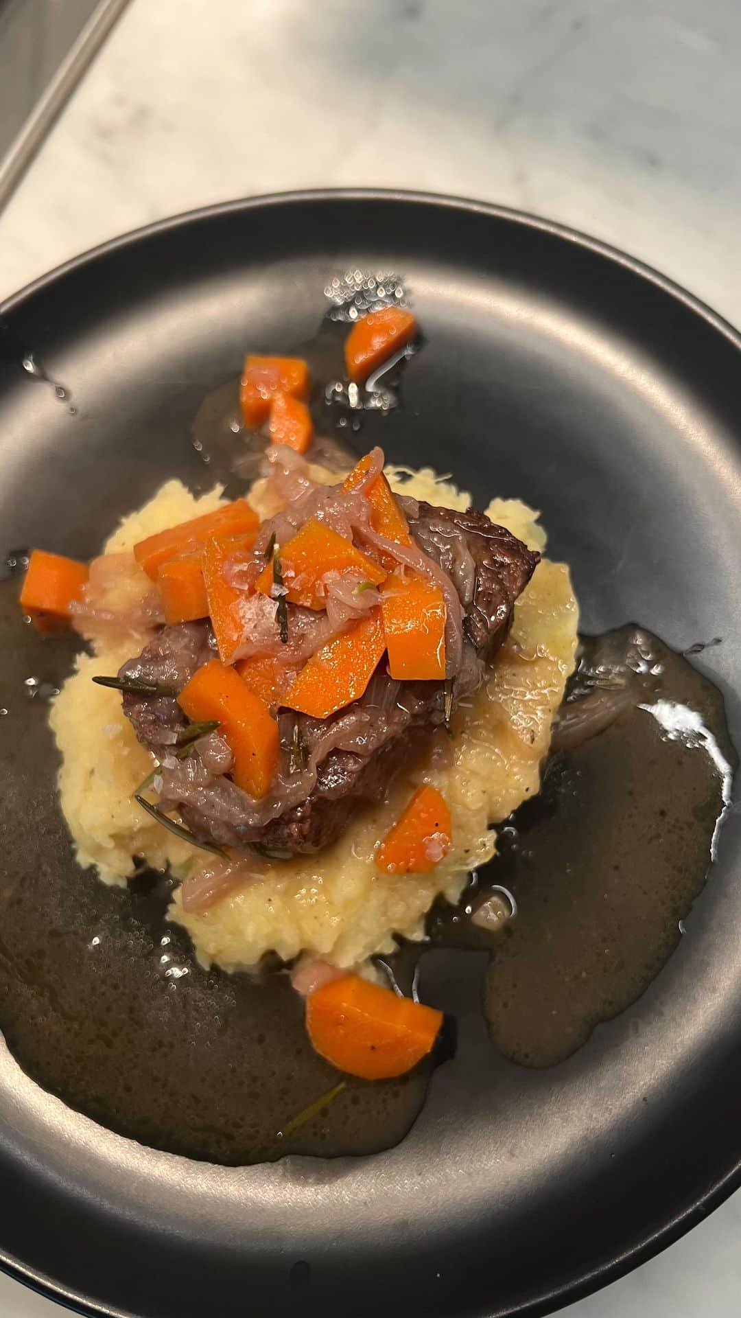 Taylor Howardのインスタグラム：「short ribs after a day at the barn 😋 - salt & pepper both sides of the (grass fed!!) meat.. sear in butter & set aside cook organic onions, carrots & shallots add in 1/2 cup of red wine & 1/2 cup of beef bone broth + salt & pepper.  add the short ribs back into pan, put fresh rosemary in. cook in oven on 350 for 2 hours.  also cooked garlic for the mash potatoes.  boil 2 sweet potatoes once done, mash & add in butter, garlic & s+p top with the tender meat & sprinkle on some sea salt flakes. SO GOOD!!」