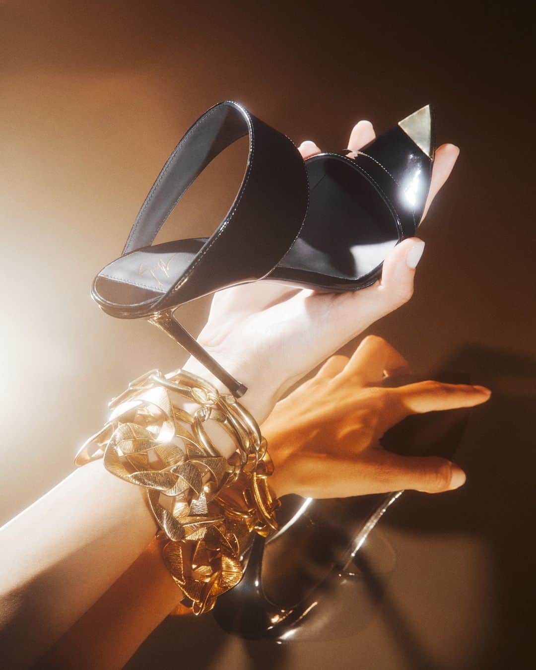 Giuseppe Zanotti Designのインスタグラム：「Clean lines. Intriguing style. From the seductive straps of the INTRIIGO ALLURE mule to the perfectly balanced VIRGYN pump, holiday heels bring the glamour. #GiuseppeZanotti #GZFW23」