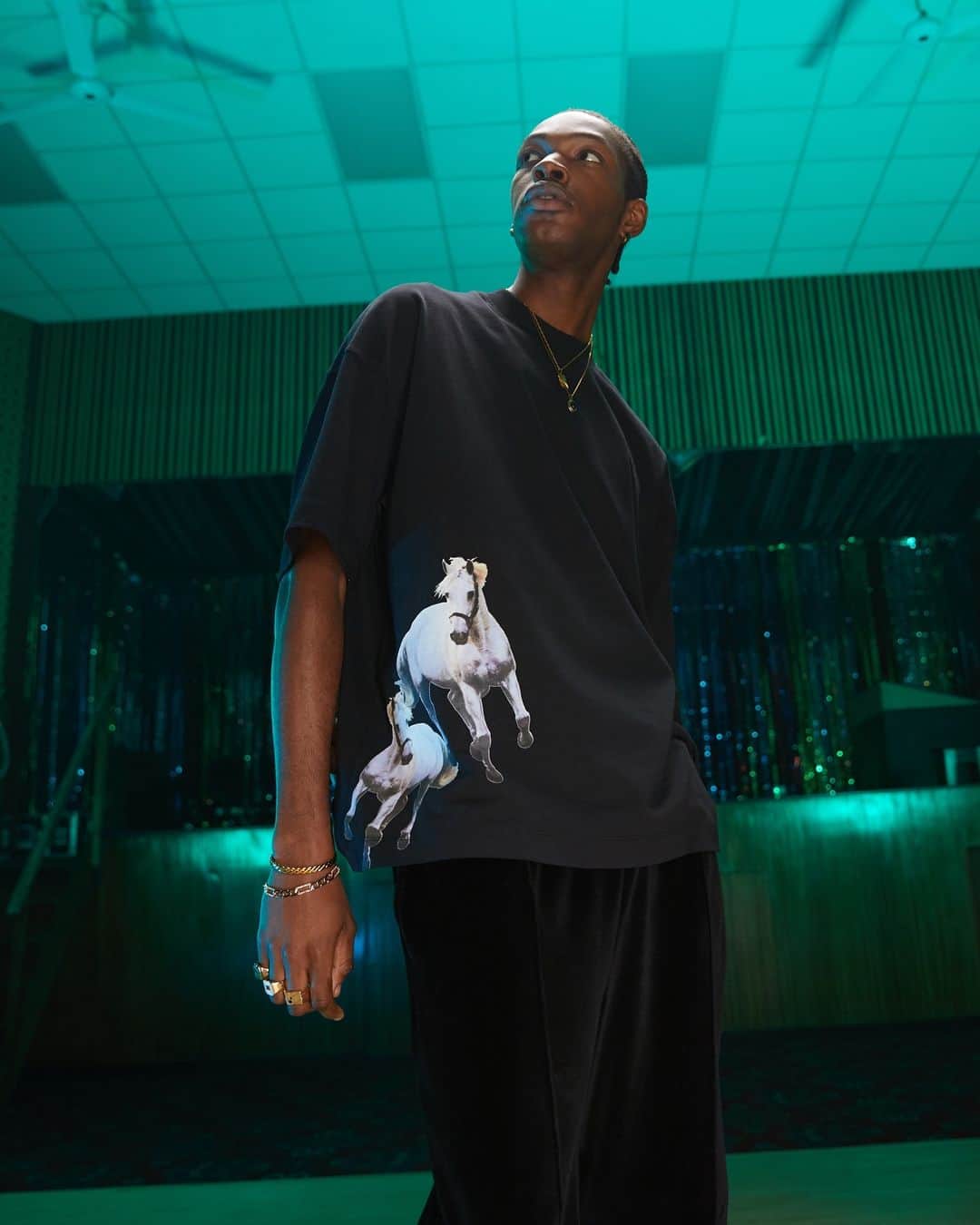トップマンのインスタグラム：「POV: caught in the moment   Oversized fit t-shirt [133404381]」