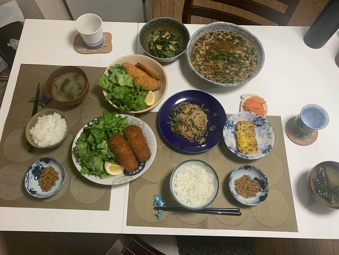 たいぞうのインスタグラム：「昨日の夜のお嫁さんの料理 メニュー #ご飯 #みそ汁 #卵焼き #ぬか漬け #豚ミンチのニラともやしの餡掛け #白滝とピーマンとタラコの炒め物 #アジフライ #イカフライ #菜の花のニンニク炒め でした。 ごちそうさまでした。 ありがとうございました。 でした。  #たいぞう #吉本興業 #嫁の手料理」