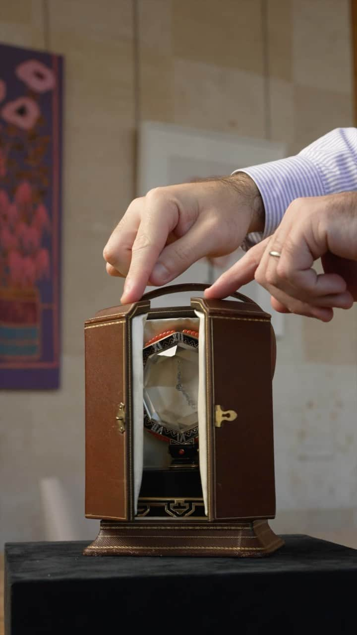 サザビーズのインスタグラム：「Wait for it 🎶🐦‍⬛🎶 Cartier Mystery Clocks are true examples of when horological prowess meets high design. This December we are thrilled to offer some exceptional Cartier clocks, as well as an automatan Bird Box from 1815.  On view in the free, public exhibition for Luxury Week at #SothebysNewYork beginning 1 December, discover this and more highlights from the 7 December Important Watches sale, presented in partnership with @genesishousenyc, in our link in bio. #SothebysWatches #Cartier #CartierMysteryClocks」