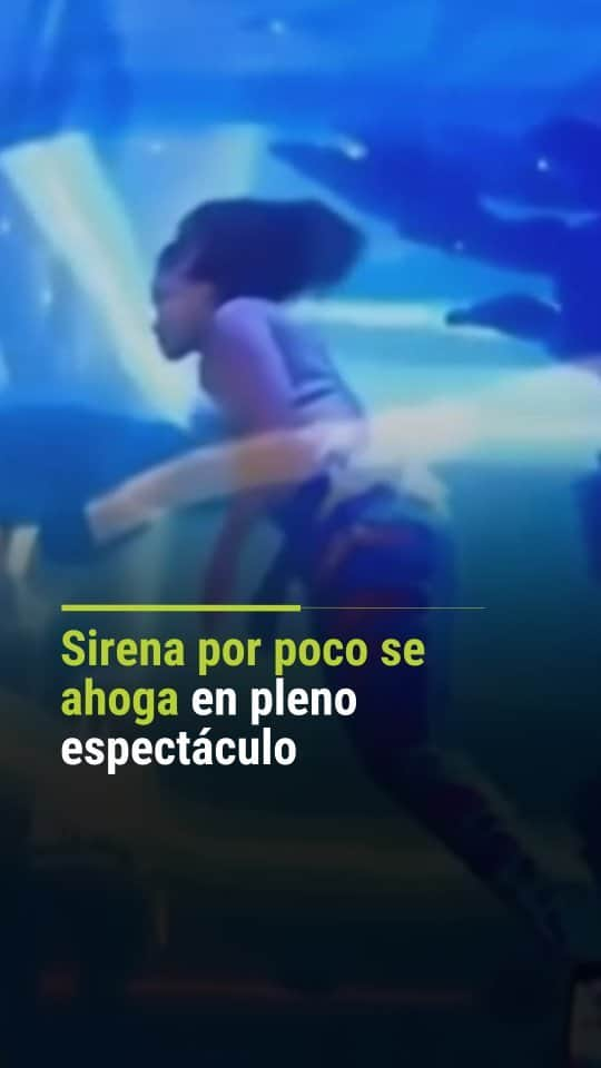 Primer Impactoのインスタグラム：「🧜🏽‍♀️Momentos de angustia vivió una joven que estuvo a punto de ahogarse durante un espectáculo en el que representaba a una sirena.  📺 Más en Primer Impacto a las 5pm/ 4C de lunes a viernes por @univision   #sirena #acuario #accidente #Sudáfrica #PrimerImpacto」