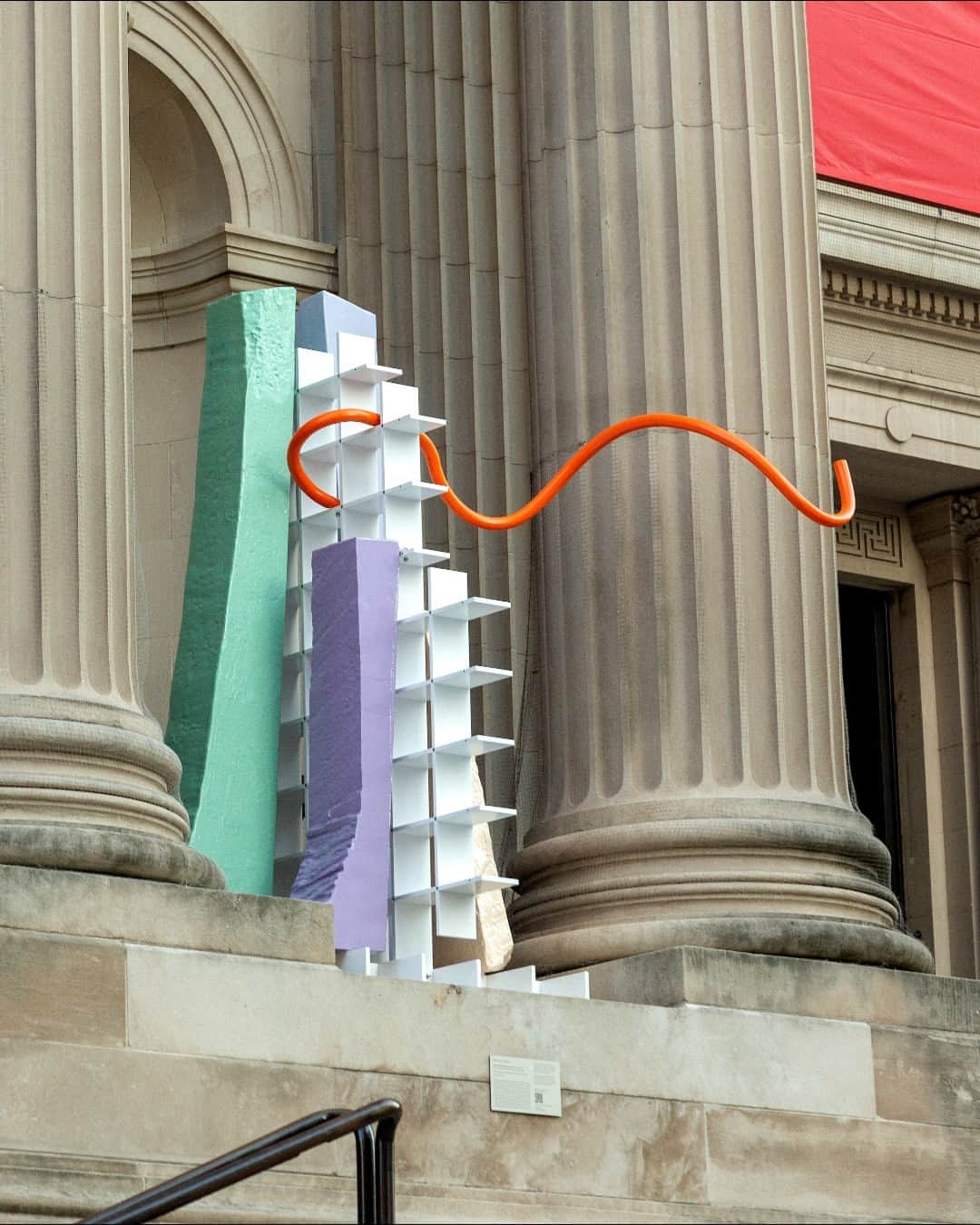メトロポリタン美術館のインスタグラム：「Change your stance, change your perspective 🔵 🔶 💜 ❇️ ⁣ ⁣ Stroll by The Met's facade to see Nairy Baghramian's "Scratching the Back"—four abstract polychrome sculptures featuring components that seem to have washed up like flotsam and jetsam in the voids of their niches. ⁣ ⁣ What do you see when you look at these sculptures? Share your perspective on Baghramian's installation—tag your photos with #MetFacade. 📸 ✨ @metmodern」
