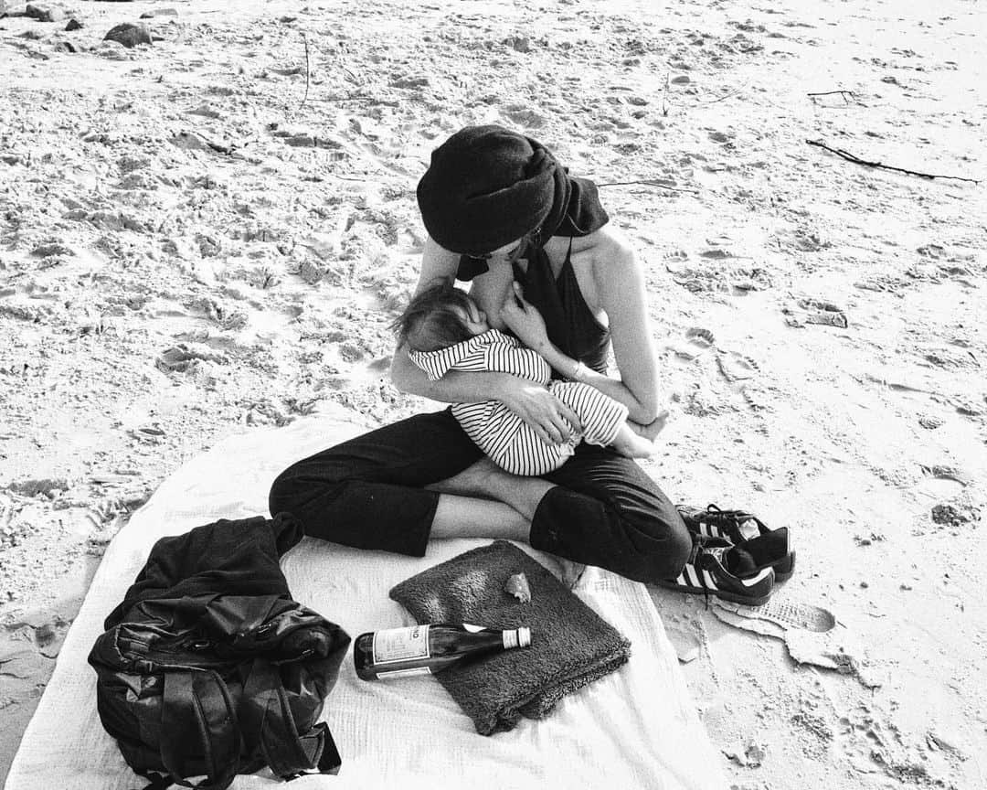 アレキサンドラ・アゴストンのインスタグラム：「June my girl ❤️❤️❤️ first day at the beach with Dad @chriscolls」